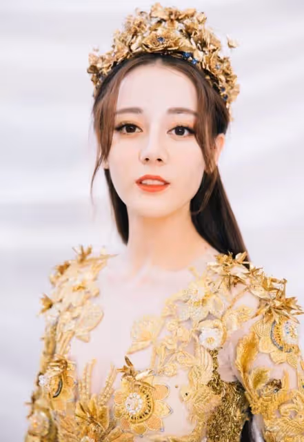 楊冪的「大寶貝」，8年從路人變頂流花旦，迪麗熱巴的開掛人生!
