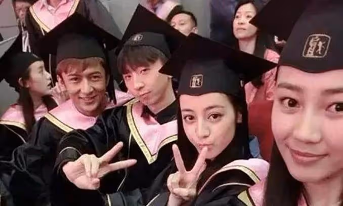 楊冪的「大寶貝」，8年從路人變頂流花旦，迪麗熱巴的開掛人生!