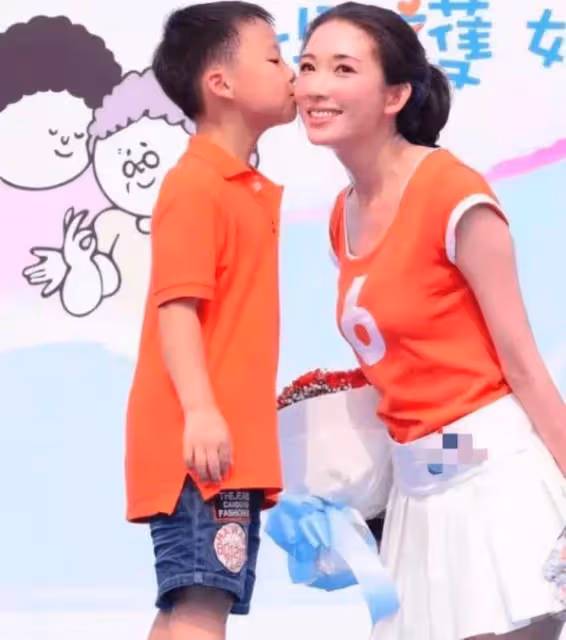 47歲林志玲從小美到大！曬童年沏茶「舊照」，動作優雅老練，豪宅院子滿是花草