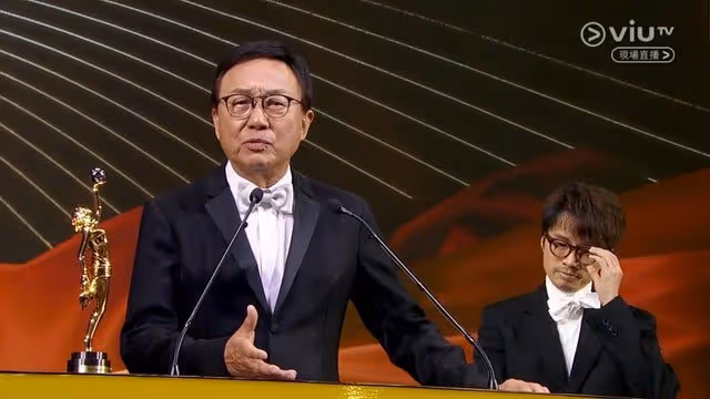 【金像獎2022】獲頒終身成就獎　許冠文哽咽：這個獎是屬於許冠英
