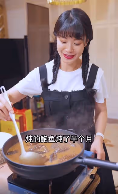 千萬網紅花半個月燉鮑魚，只為招待一眾港星，關禮傑駱達華很盡興