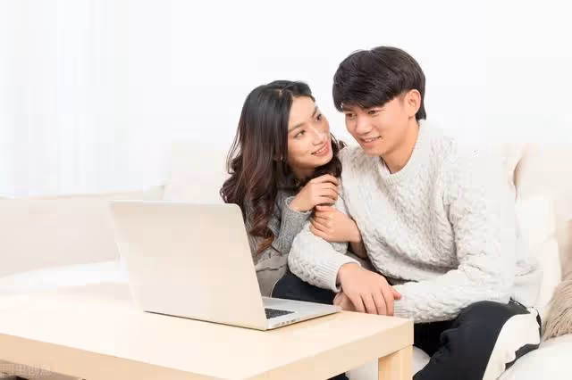 給女婿帶娃8年,花光自己養老金,親家母:不需要你了,趕緊滾吧