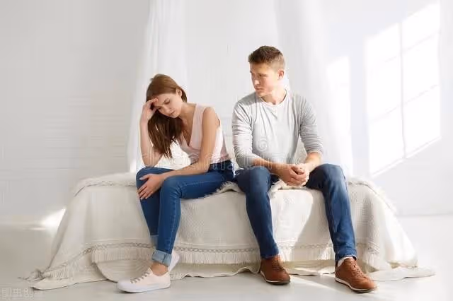 給女婿帶娃8年,花光自己養老金,親家母:不需要你了,趕緊滾吧
