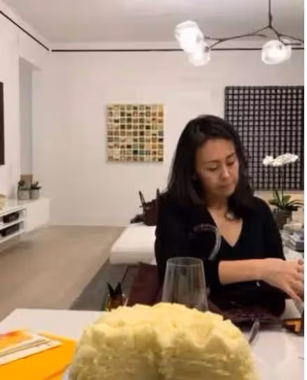 李連杰妻子利智60歲了，五官和以前沒大區別，但皮膚太鬆了，網友：再美的人也會老