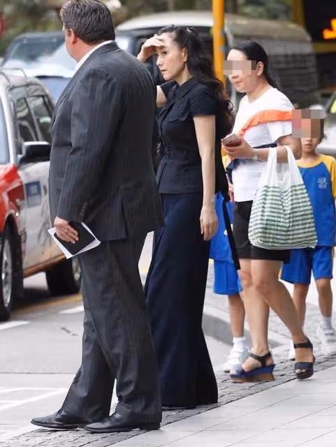 李連杰妻子利智60歲了，五官和以前沒大區別，但皮膚太鬆了，網友：再美的人也會老