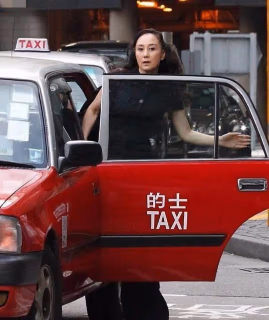 李連杰妻子利智60歲了，五官和以前沒大區別，但皮膚太鬆了，網友：再美的人也會老