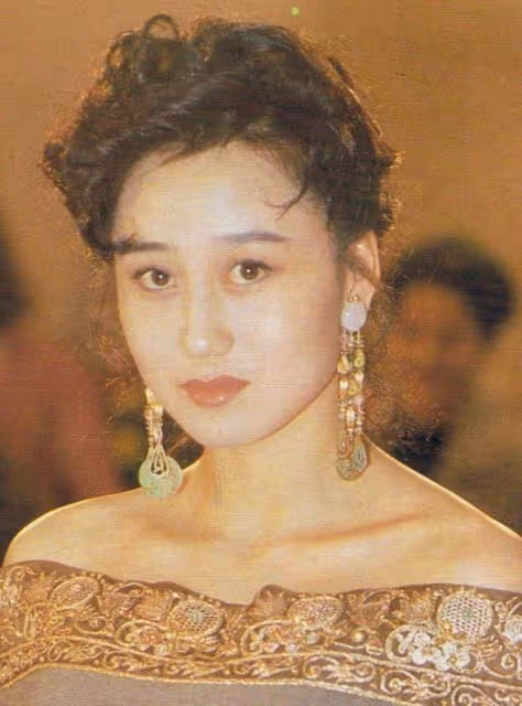 李連杰妻子利智60歲了，五官和以前沒大區別，但皮膚太鬆了，網友：再美的人也會老