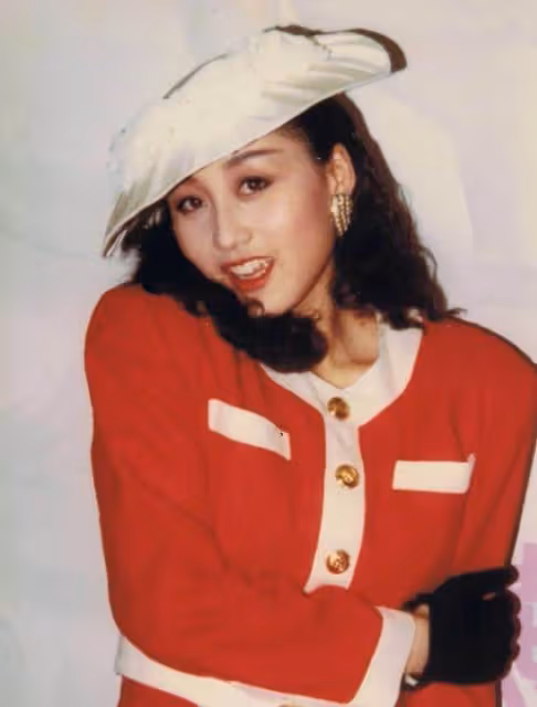 李連杰妻子利智60歲了，五官和以前沒大區別，但皮膚太鬆了，網友：再美的人也會老