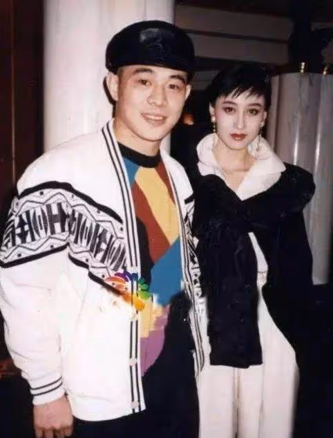 李連杰妻子利智60歲了，五官和以前沒大區別，但皮膚太鬆了，網友：再美的人也會老
