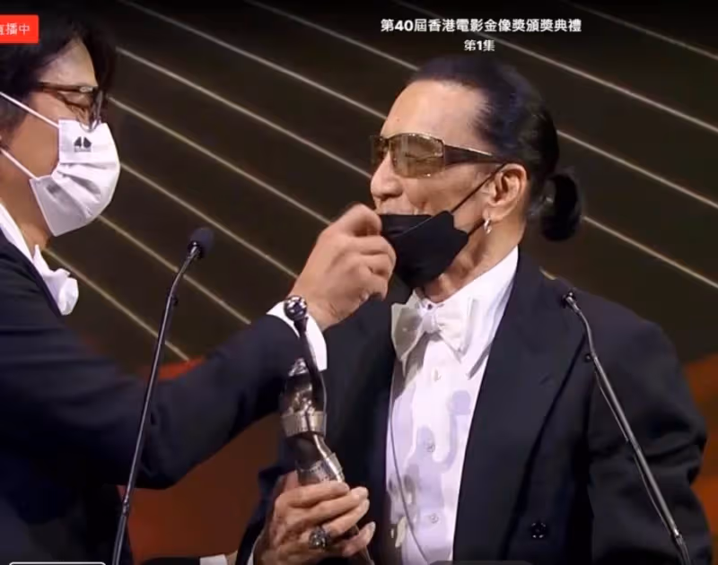 85歲謝賢奪得影帝，卻因身體不適取消採訪，謝霆鋒發文恭喜父親