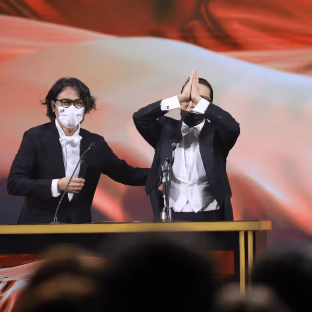 85歲謝賢奪得影帝，卻因身體不適取消採訪，謝霆鋒發文恭喜父親