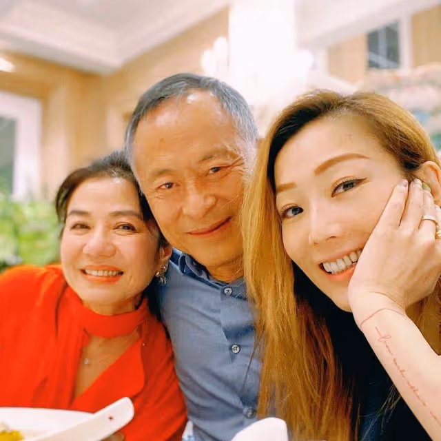 62歲鐘楚紅現身杜琪峰生日!鼻頭顯大臉泛油光,皺紋密布笑容燦爛,網友:不服老不行