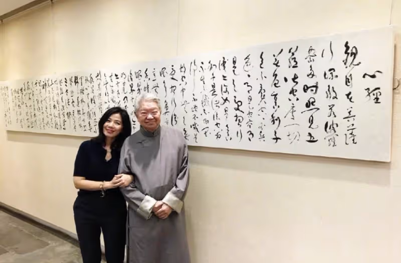 62歲鐘楚紅現身杜琪峰生日!鼻頭顯大臉泛油光,皺紋密布笑容燦爛,網友:不服老不行