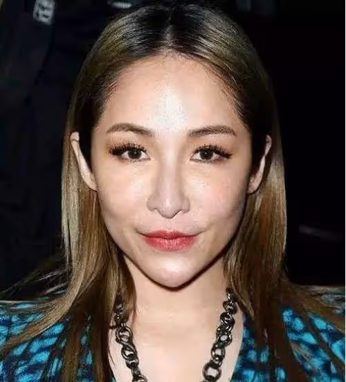 42歲蕭亞軒罕曬近照,臉色紅潤不再像「巫婆」,網友:還是以前的樣子最美