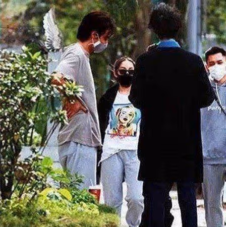 42歲蕭亞軒罕曬近照,臉色紅潤不再像「巫婆」,網友:還是以前的樣子最美