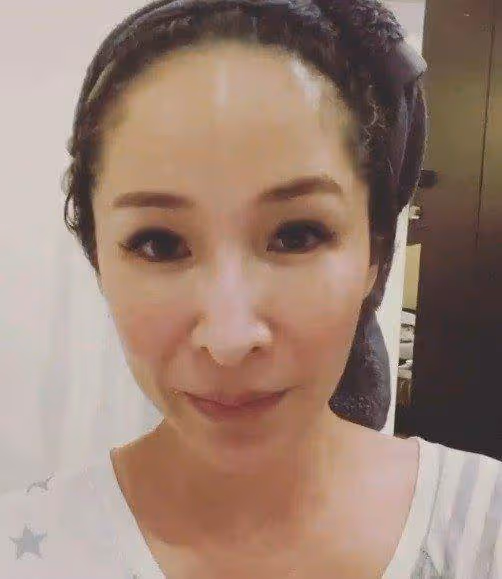 42歲蕭亞軒罕曬近照,臉色紅潤不再像「巫婆」,網友:還是以前的樣子最美