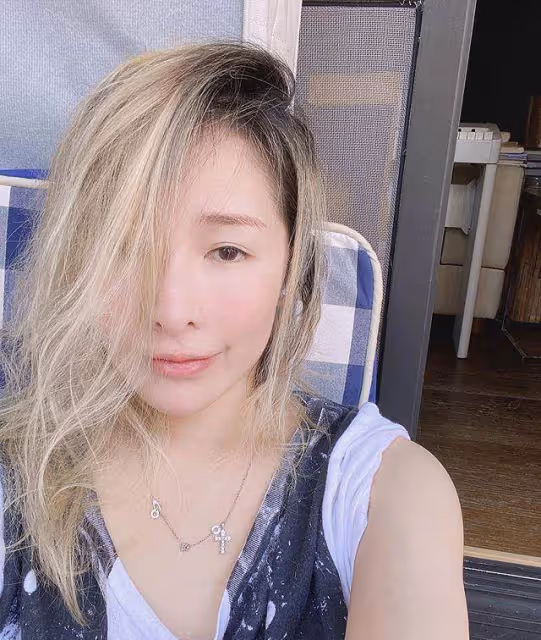 42歲蕭亞軒罕曬近照,臉色紅潤不再像「巫婆」,網友:還是以前的樣子最美