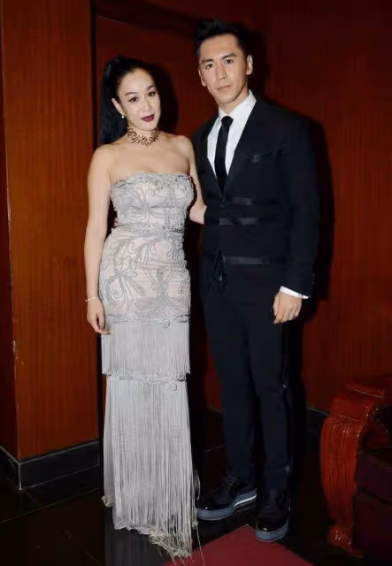 51歲鐘麗緹太拼了!穿抹胸連衣裙+配高馬尾,女生看了都心動,網友:越老越驚艷