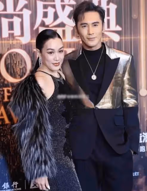 51歲鐘麗緹太拼了!穿抹胸連衣裙+配高馬尾,女生看了都心動,網友:越老越驚艷