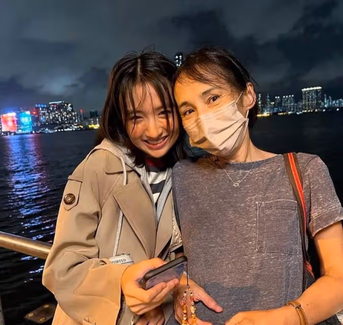 57歲「溜冰皇后」柏安妮近況罕曝光!雙眼凹陷皮膚鬆弛,顴骨突出樣貌大變,女兒似木村光希,曾迷倒張國榮,拒絕周星馳的追求