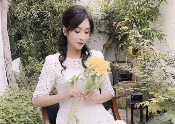 「最美亞姐」楊恭如48歲顏值不變!曼妙身材和氣質70後少見,網友:短髮造型令人眼前一亮