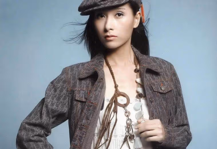 「最美亞姐」楊恭如48歲顏值不變!曼妙身材和氣質70後少見,網友:短髮造型令人眼前一亮