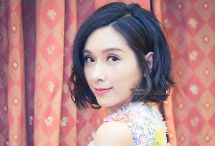 「最美亞姐」楊恭如48歲顏值不變!曼妙身材和氣質70後少見,網友:短髮造型令人眼前一亮