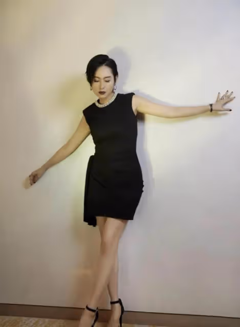 阿姨輩的「朱茵真有自信」,50歲緊身裙還敢穿鏤空款,腰上勒出贅肉也不怕,網友力挺:這是幸福肥!