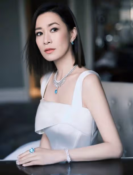 47歲佘詩曼近照曝光！老態乍現手臂壯實，戴碩大藍色鴿子蛋炫富，名下5套豪宅如今依舊單身