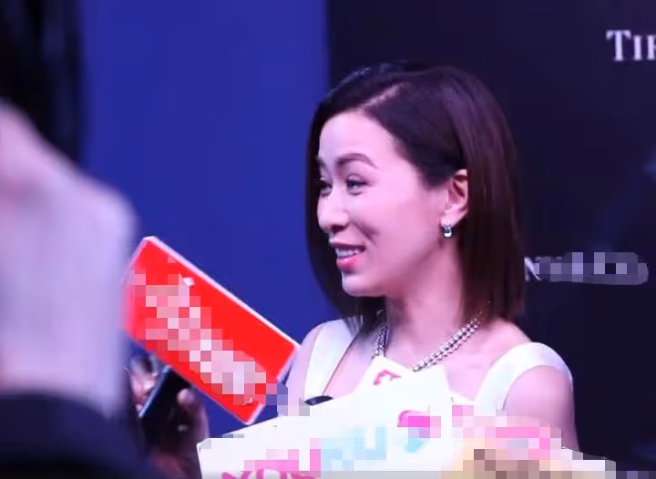 47歲佘詩曼近照曝光！老態乍現手臂壯實，戴碩大藍色鴿子蛋炫富，名下5套豪宅如今依舊單身