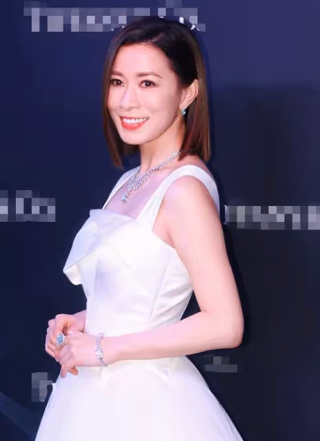 47歲佘詩曼近照曝光！老態乍現手臂壯實，戴碩大藍色鴿子蛋炫富，名下5套豪宅如今依舊單身