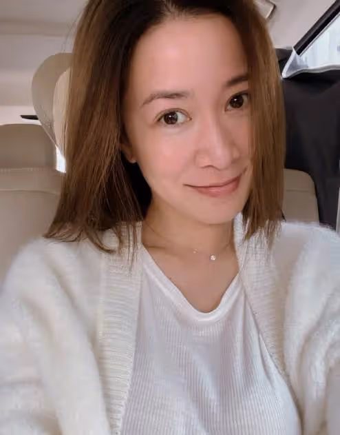 47歲佘詩曼近照曝光！老態乍現手臂壯實，戴碩大藍色鴿子蛋炫富，名下5套豪宅如今依舊單身