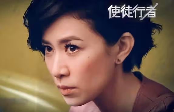 47歲佘詩曼近照曝光!老態乍現手臂壯實,戴碩大藍色鴿子蛋炫富,名下5套豪宅如今依舊單身