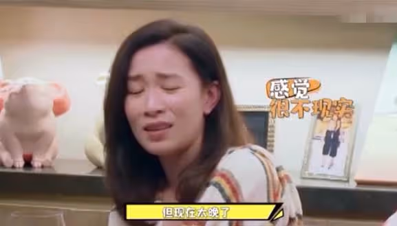 47歲佘詩曼近照曝光!老態乍現手臂壯實,戴碩大藍色鴿子蛋炫富,名下5套豪宅如今依舊單身