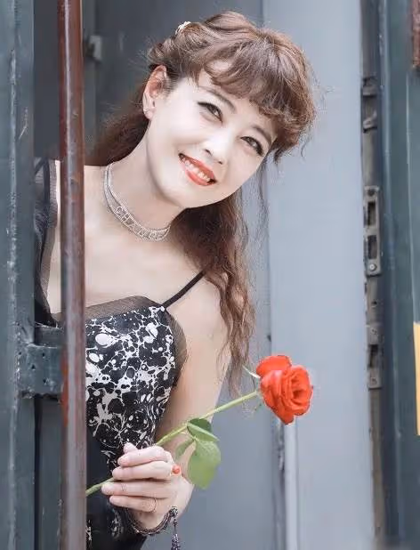 周海媚扮起「嫩」來無人敵,減齡齊劉海配吊帶裙,笑容甜美「55歲硬是穿出18歲」的感覺,網友:韻味遠勝當年