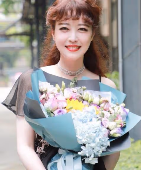 周海媚扮起「嫩」來無人敵,減齡齊劉海配吊帶裙,笑容甜美「55歲硬是穿出18歲」的感覺,網友:韻味遠勝當年