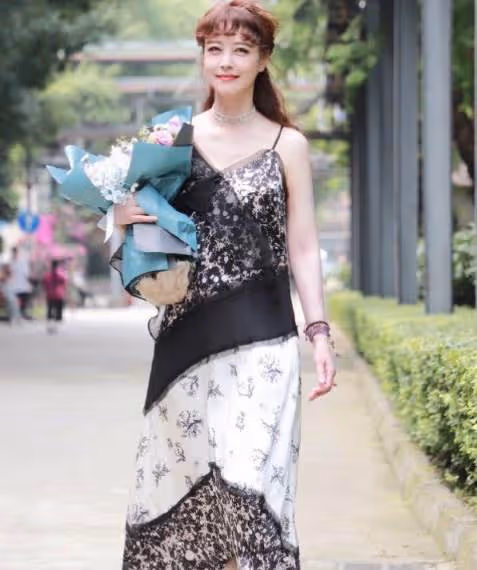 周海媚扮起「嫩」來無人敵,減齡齊劉海配吊帶裙,笑容甜美「55歲硬是穿出18歲」的感覺,網友:韻味遠勝當年