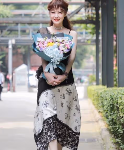 周海媚扮起「嫩」來無人敵,減齡齊劉海配吊帶裙,笑容甜美「55歲硬是穿出18歲」的感覺,網友:韻味遠勝當年