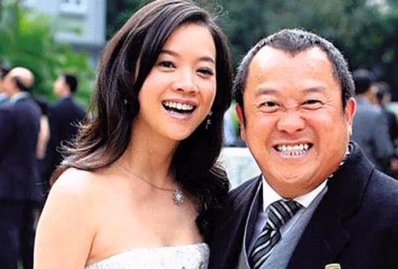 曾志偉大女兒曾寶儀49歲了！不結婚也沒孩子，越長越像曾志偉，皺紋瘋長卻最真實