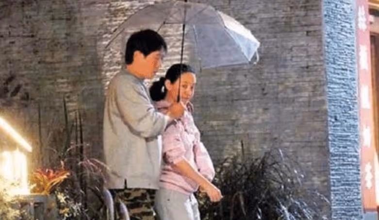 曾志偉大女兒曾寶儀49歲了!不結婚也沒孩子,越長越像曾志偉,皺紋瘋長卻最真實