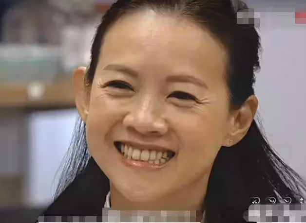 曾志偉大女兒曾寶儀49歲了!不結婚也沒孩子,越長越像曾志偉,皺紋瘋長卻最真實