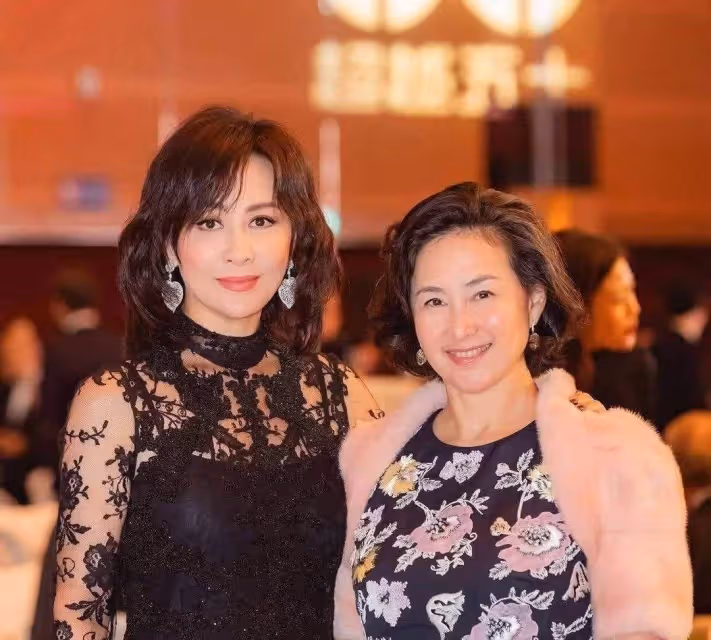 何超瓊坐擁數百億,一件衣服卻穿了好幾年,一對耳環戴了30多年