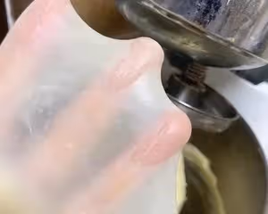 會拉絲的雞腿麵包