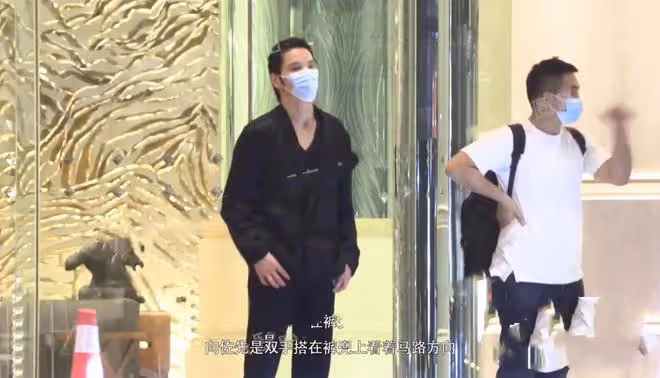 郭碧婷剛被曝生二胎,向佐深夜和異性在會所嗨玩,喝酒抽菸好愜意