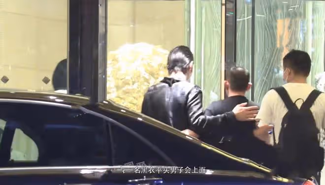 郭碧婷剛被曝生二胎,向佐深夜和異性在會所嗨玩,喝酒抽菸好愜意