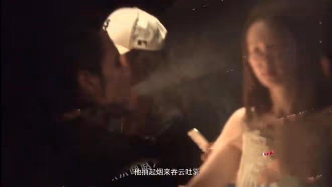 郭碧婷剛被曝生二胎,向佐深夜和異性在會所嗨玩,喝酒抽菸好愜意