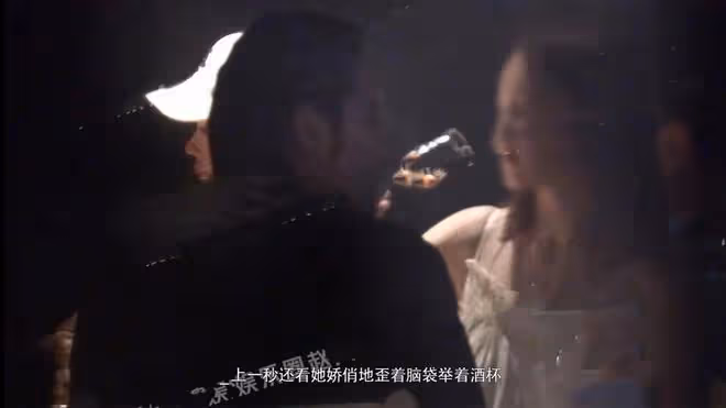 郭碧婷剛被曝生二胎,向佐深夜和異性在會所嗨玩,喝酒抽菸好愜意