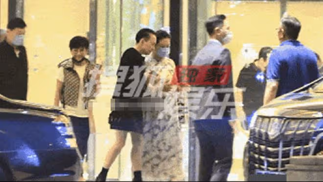宋丹丹坐百萬車與友聚會,穿超短裙秀長腿,張國立攜二婚老婆趕場