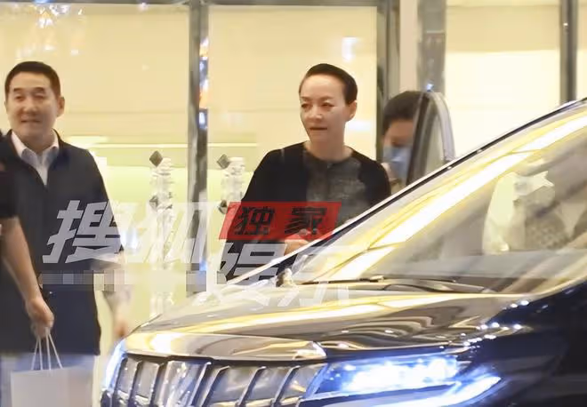 宋丹丹坐百萬車與友聚會,穿超短裙秀長腿,張國立攜二婚老婆趕場