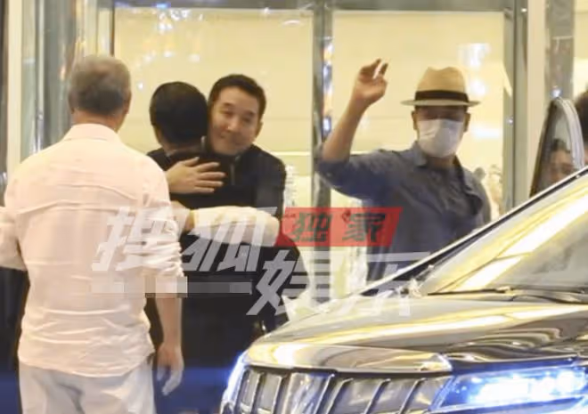 宋丹丹坐百萬車與友聚會,穿超短裙秀長腿,張國立攜二婚老婆趕場